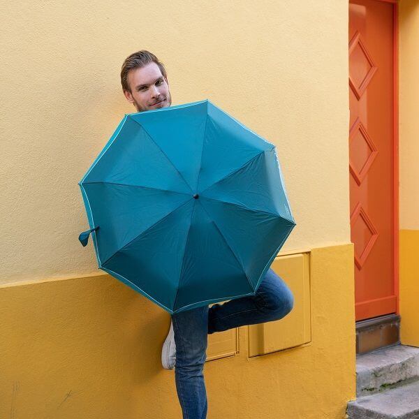 Parapluie modèle L'Original en Bleu Lagon avec mannequin